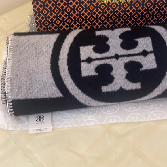 BNWT: Tory Burch scarf (black and white) 100% wool - Picture 11 of 11